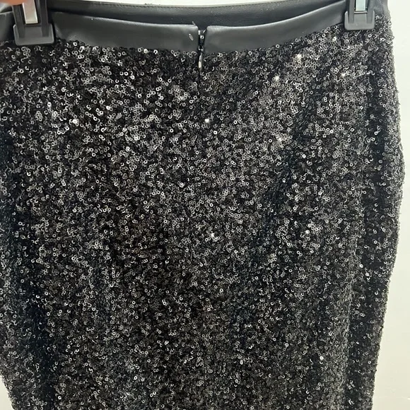Express O-Neck Solid Sequins Short Sleeve crop top with matching pencil skirt - Picture 4 of 5